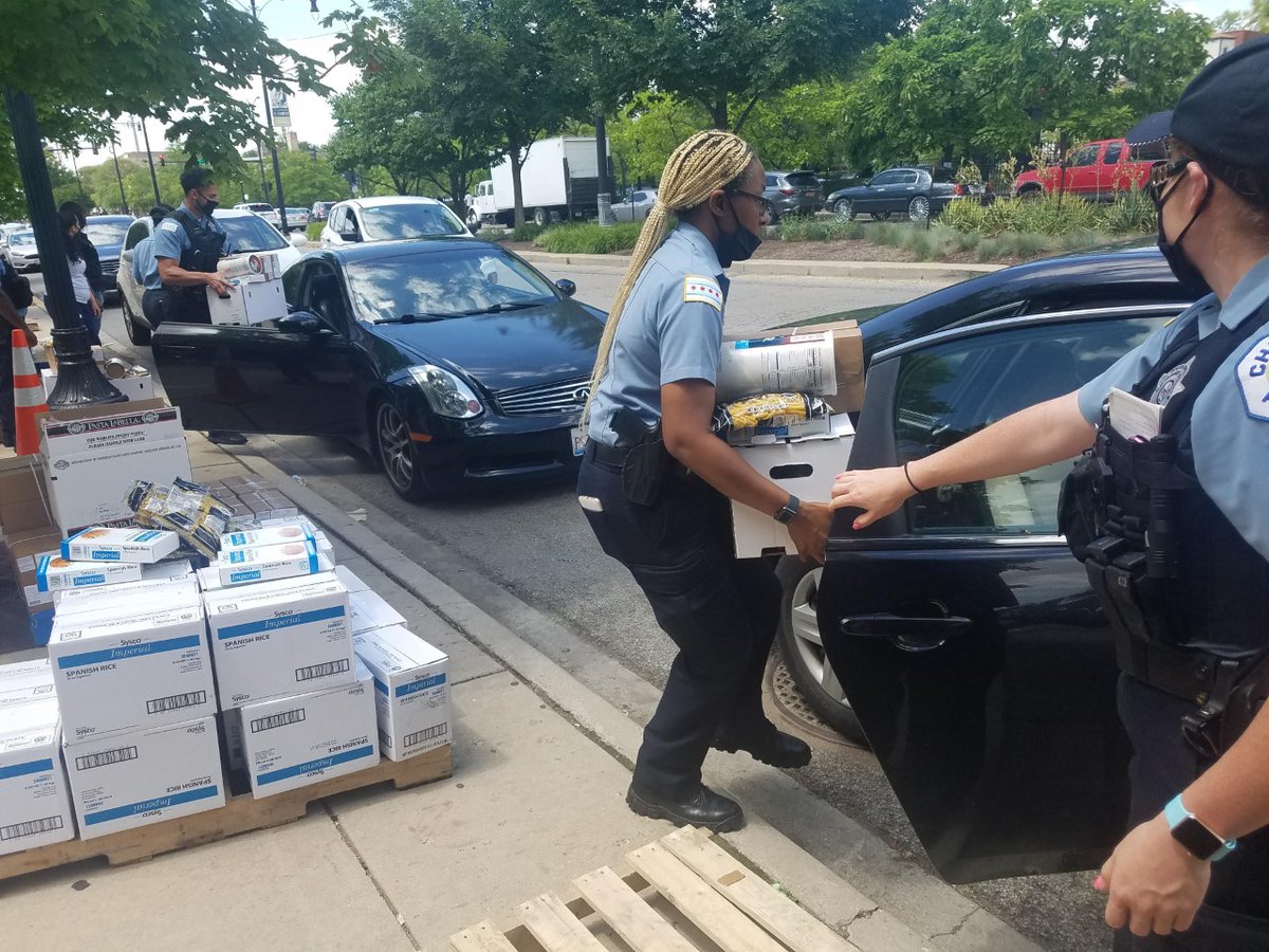 ChicagoCAPS15's tweet photo. Thank you to the founder of #1STV @jr_bady (Stop the Violence) for partnering with @ChicagoCAPS15 with the help of Summer Mobile to give 500 boxes of food away to the local community! https://t.co/y9IBpr1y8K