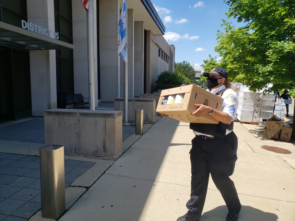 ChicagoCAPS15's tweet photo. Thank you to the founder of #1STV @jr_bady (Stop the Violence) for partnering with @ChicagoCAPS15 with the help of Summer Mobile to give 500 boxes of food away to the local community! https://t.co/y9IBpr1y8K
