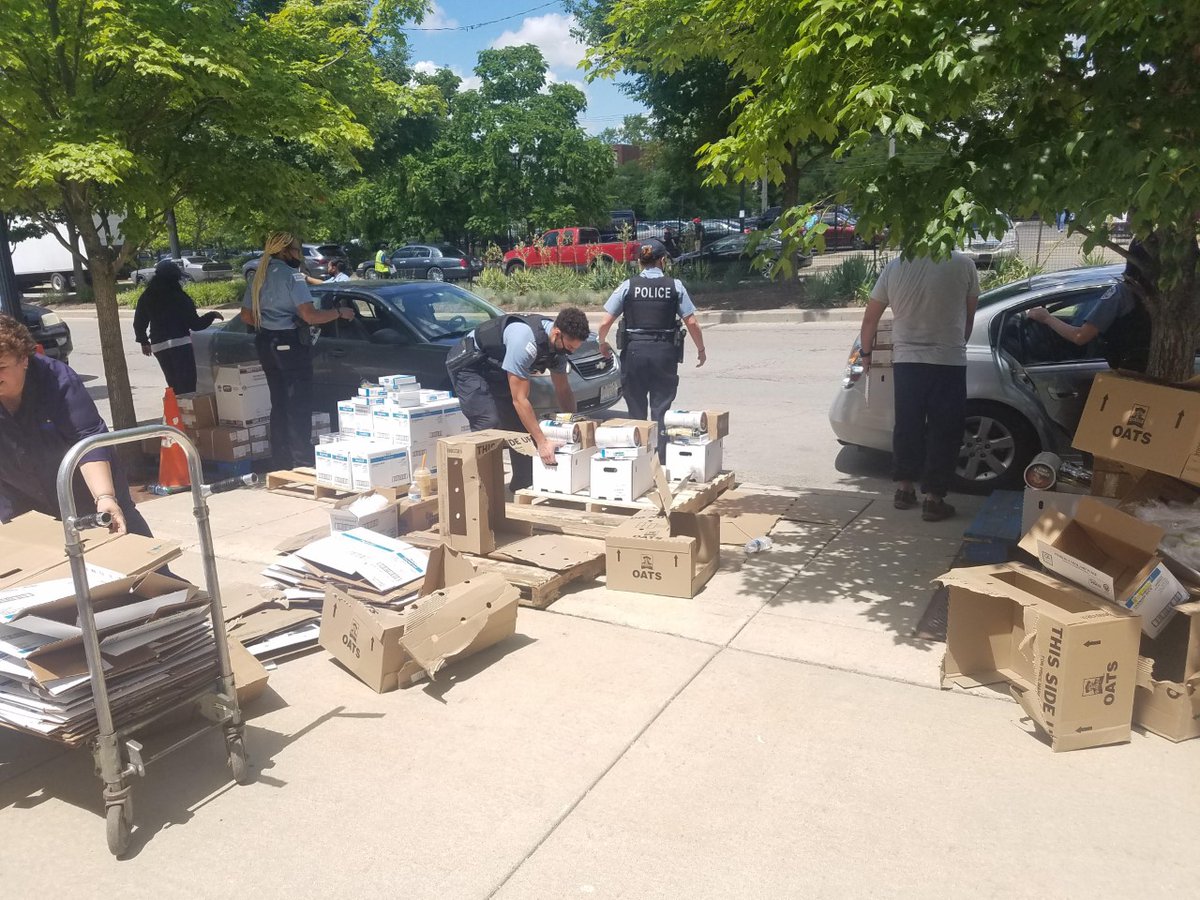ChicagoCAPS15's tweet photo. Thank you to the founder of #1STV @jr_bady (Stop the Violence) for partnering with @ChicagoCAPS15 with the help of Summer Mobile to give 500 boxes of food away to the local community! https://t.co/y9IBpr1y8K