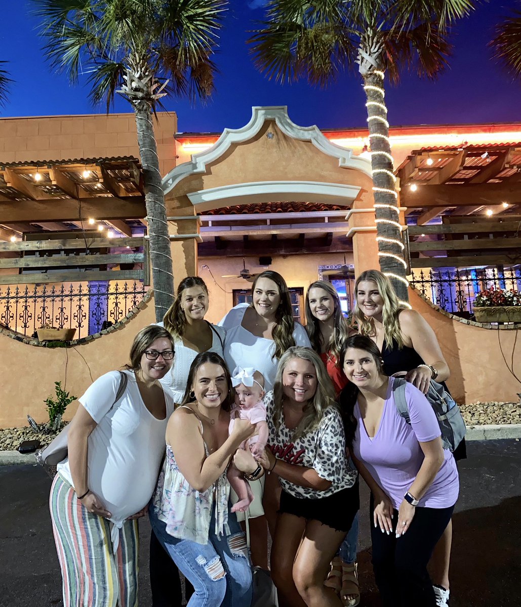 CassidyHuff's tweet photo. Love a GNO with these ladies🤩 https://t.co/4SWmCZsu3Y