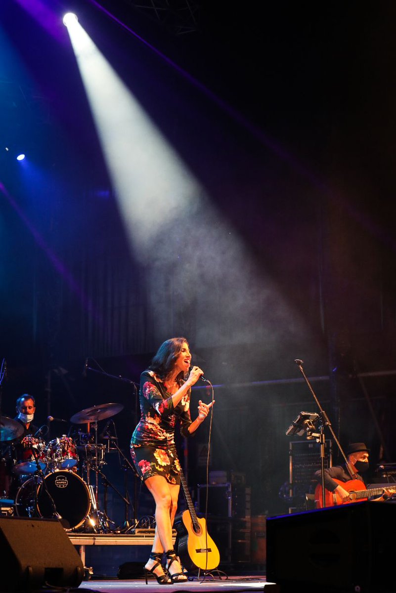 PazodeRaxoi's tweet photo. 🔝📢 E pechamos esta nova xornada das Festas do #Apóstolo2020 coas imaxes do impresionante concerto de @najlashami “Ela sabe a sol” que deu comezo ás 22:00 horas na Praza da #Quintana! 💻📲👇

@GrupoCPHE @Mocidade_Compos @CCultura @santiagoturismo https://t.co/1Dc8Tpqjdt