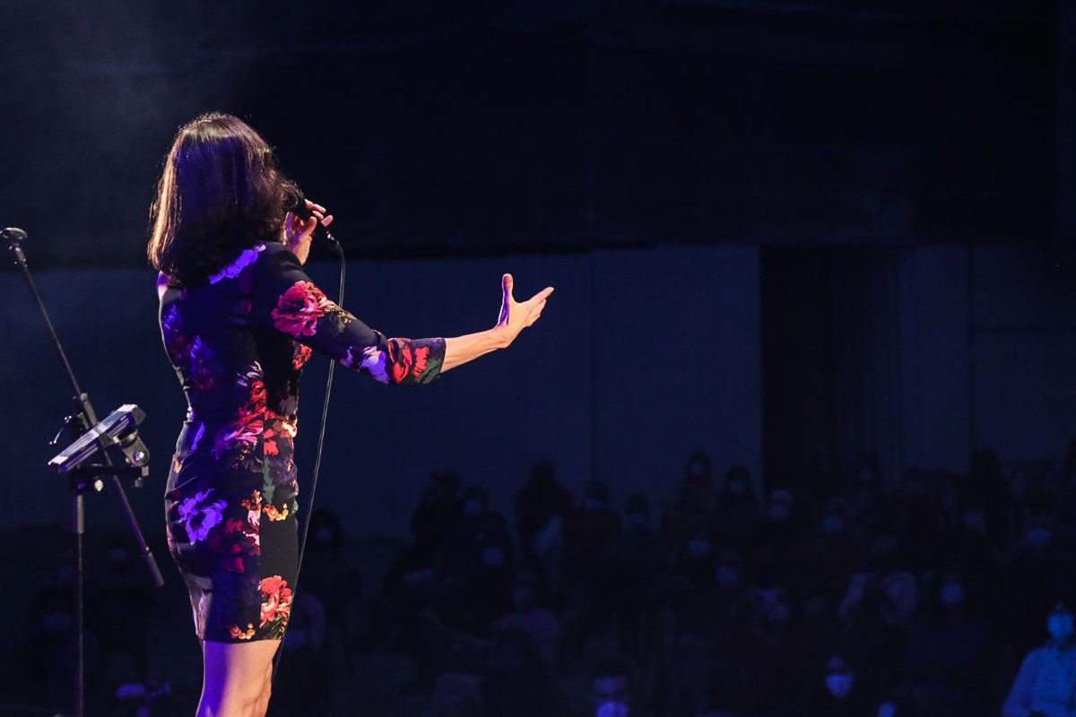 🔝📢 E pechamos esta nova xornada das Festas do #Apóstolo2020 coas imaxes do impresionante concerto de <a href="/najlashami/">Najla Shami</a> “Ela sabe a sol” que deu comezo ás 22:00 horas na Praza da #Quintana! 💻📲👇

<a href="/GrupoCPHE/">Ciudades Patrimonio</a> <a href="/Mocidade_Compos/">Mocidade Compostela</a> <a href="/CCultura/">Compostela Cultura</a> <a href="/santiagoturismo/">Turismo de Santiago</a>