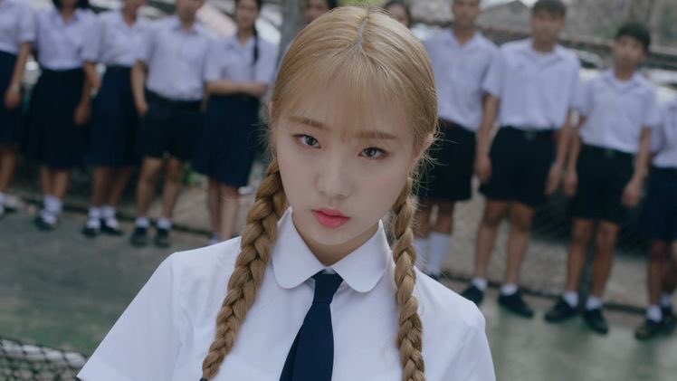 yeojin with braids,,, i’ve connected the dots,,,