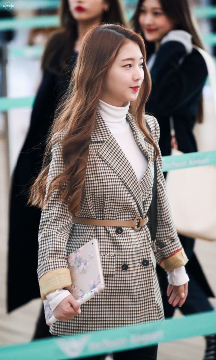yeojin’s was the easiest to find iconic outfits of cause she’s literally just walking fashion