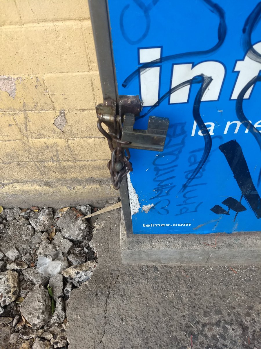 MBixlermx's tweet photo. @TELMEXSoluciona Aquí es donde he visto que hacen reparaciones. El candado está abierto. El registro donde está el cableado tiene la tapa rota, y adentro se puede ver agua https://t.co/TA3IBSS0Jd
