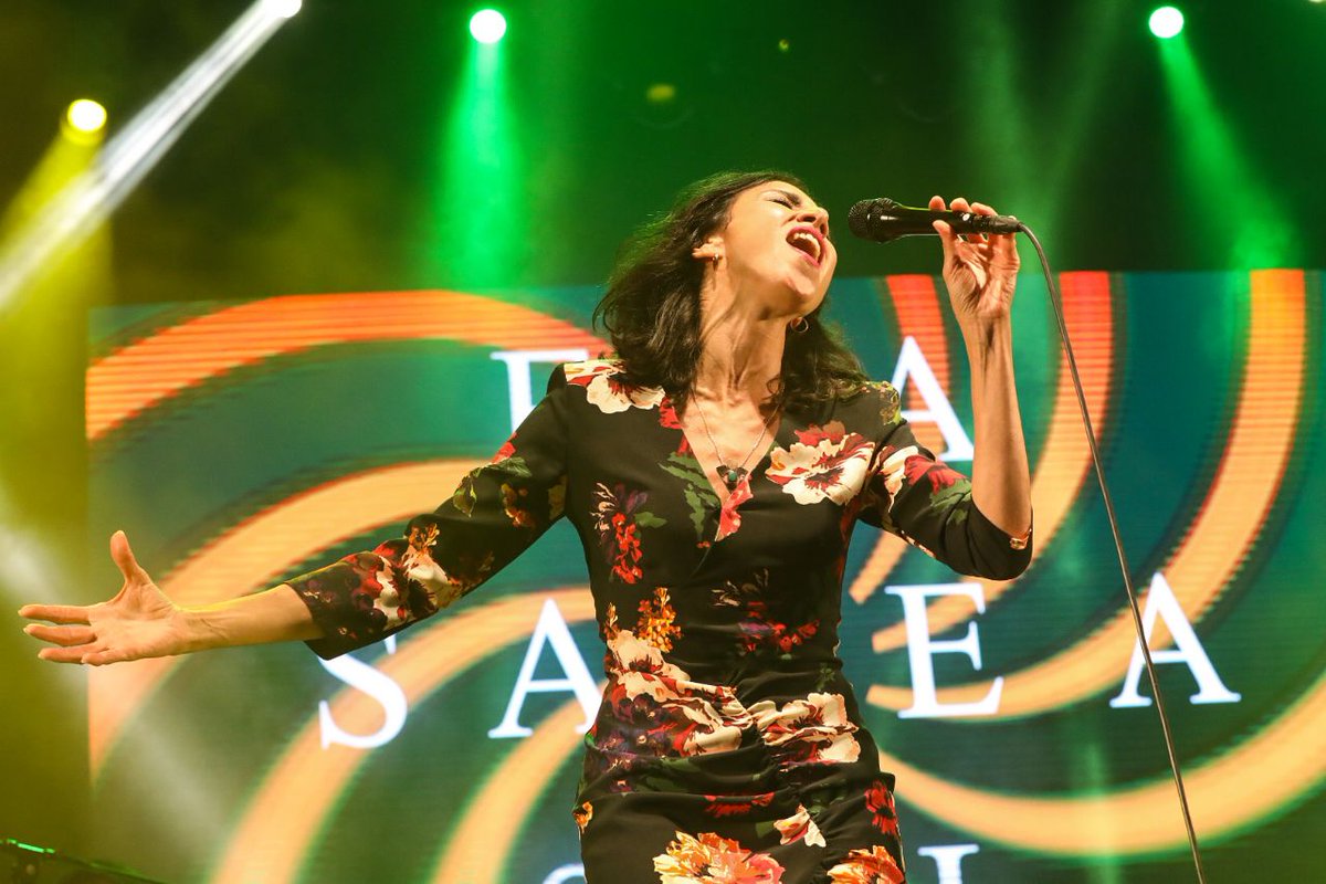 CCultura's tweet photo. 🔝📢Todas as imaxes do impresionante concerto de @najlashami “Ela sabe a sol”, que deu comezo ás 22:00 horas na Praza da #Quintana, na rede social do @PazodeRaxoi! 

Velaquí un pequeno adianto 💻📲👇

@GrupoCPHE @Mocidade_Compos @CCultura @santiagoturismo https://t.co/aDPBtDQhCJ