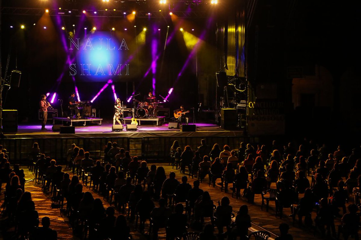 CCultura's tweet photo. 🔝📢Todas as imaxes do impresionante concerto de @najlashami “Ela sabe a sol”, que deu comezo ás 22:00 horas na Praza da #Quintana, na rede social do @PazodeRaxoi! 

Velaquí un pequeno adianto 💻📲👇

@GrupoCPHE @Mocidade_Compos @CCultura @santiagoturismo https://t.co/aDPBtDQhCJ