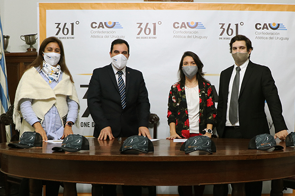 Este jueves se firmó gran acuerdo entre la Confederación Atlética del Uruguay y 361º, marca de ropa deportiva que apuesta fuerte en el deporte UY: incluye indumentaria por tres años pero también una sinergia para el desarrollo atlético en todo el país.

#atletismoCAU #361Uruguay