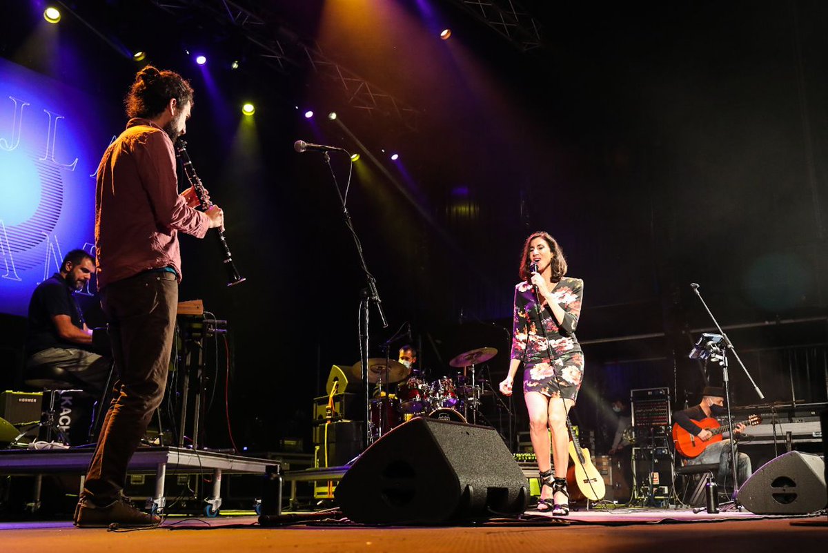 CCultura's tweet photo. 🔝📢Todas as imaxes do impresionante concerto de @najlashami “Ela sabe a sol”, que deu comezo ás 22:00 horas na Praza da #Quintana, na rede social do @PazodeRaxoi! 

Velaquí un pequeno adianto 💻📲👇

@GrupoCPHE @Mocidade_Compos @CCultura @santiagoturismo https://t.co/aDPBtDQhCJ