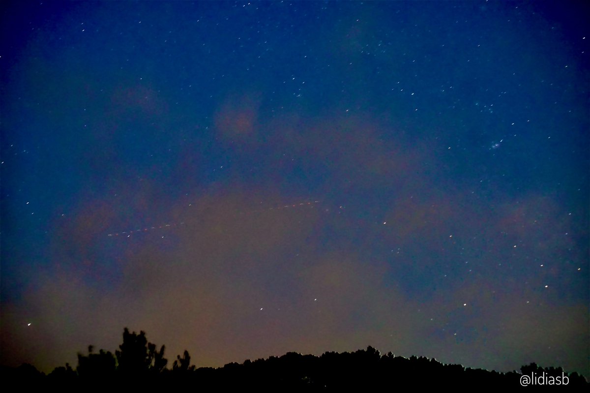 LidiaSauraB's tweet photo. Si les paraules s'atreuen entre elles que s'uneixin i a brillar , que són dos sil·labes #NitEstrellada #SantJordiEstiu #ParaulesiEstels #estelsiplanetes https://t.co/ofPUbL6Sx7