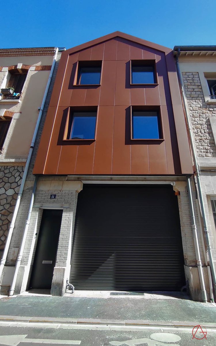 Surélévation d'une maison dans le centre de Reims - ossature bois - bardage métallique 

#agencegeoffroyarchitectes #architectes #architecture #surélévation #reims #marne #entreprisegarnier #charpentiersdumassif