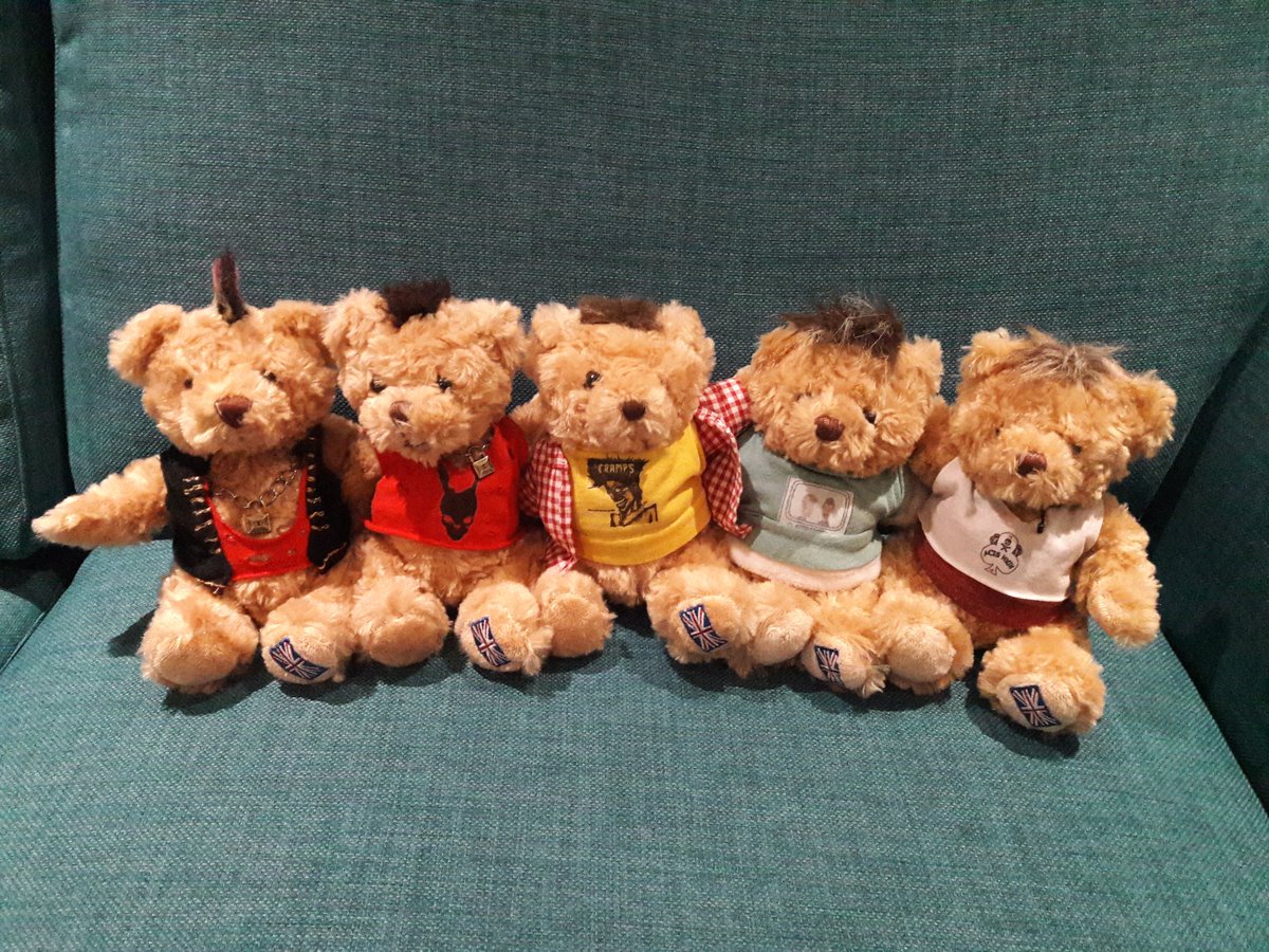 IdiotBears's tweet photo. This lot have been split between the town and the city for far too long, but they're finally back together in Jingletown 💚🤘 #idiotnation https://t.co/VuHLfxlKtA