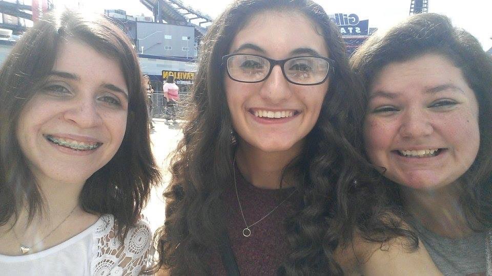 abstractgolden's tweet image. we ready to get ✨sappy✨ i literally formed the majority of my friendships with the help of one direction. i’ve experienced SO much with their influence these past ten years #TenYearsOfOneDirection my best friends 💗💗🥰🥺