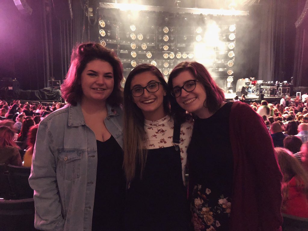 abstractgolden's tweet image. we ready to get ✨sappy✨ i literally formed the majority of my friendships with the help of one direction. i’ve experienced SO much with their influence these past ten years #TenYearsOfOneDirection my best friends 💗💗🥰🥺