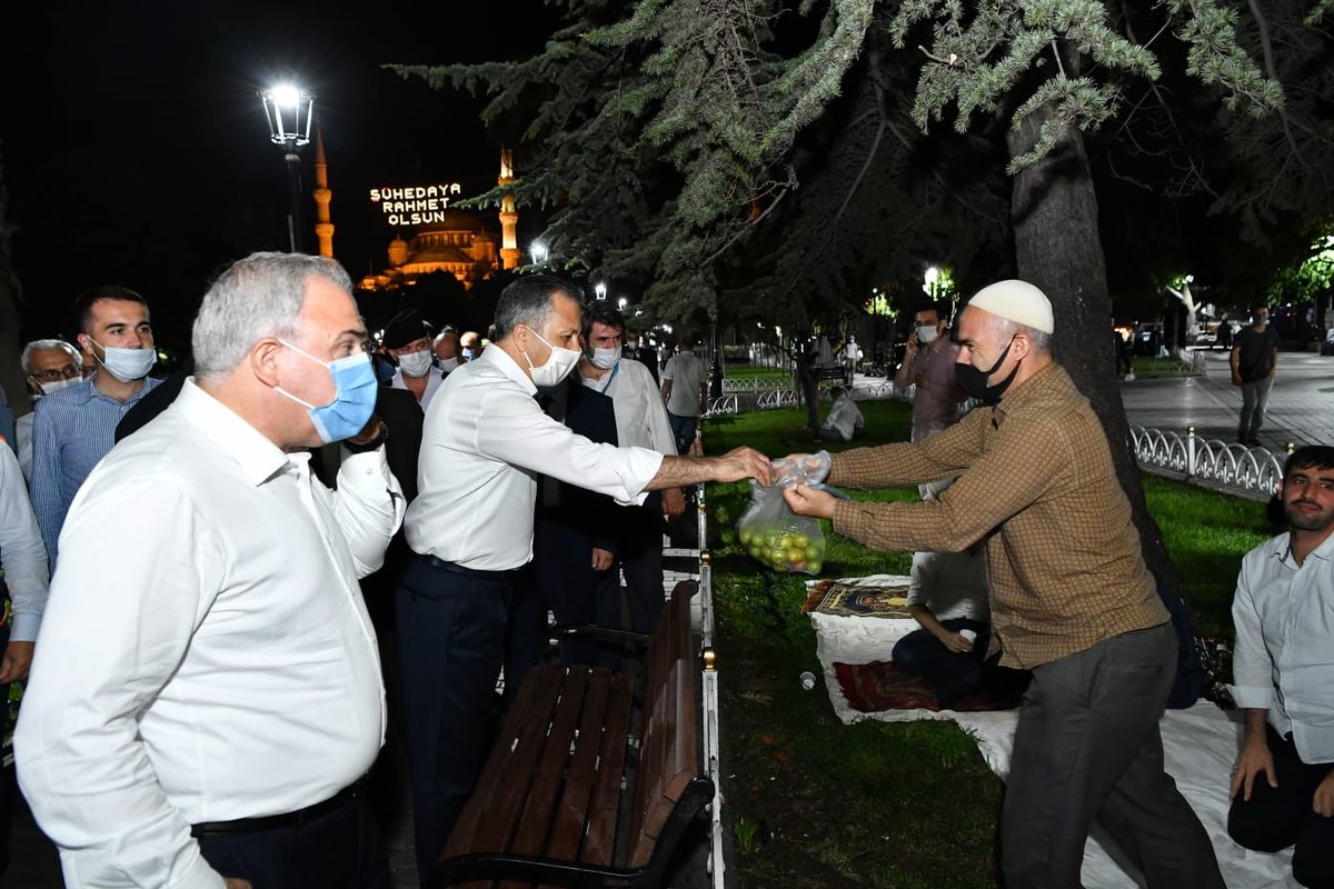 #AyasofyaCamii ve Meydanı,
#SultanahmetMeydanı, 
#YerebatanCaddesi ve
#MehmetAkifParkı’nda hazırlıklar tamamlanmak üzere. 

Tüm kurumlarımız yoğun bir şekilde çalışıyor.

İnşallah hep birlikte tarihi bir günü güzel bir şekilde yaşayacağız.🇹🇷

😷maske,⬅️➡️Mesafe,🧴Temizlik