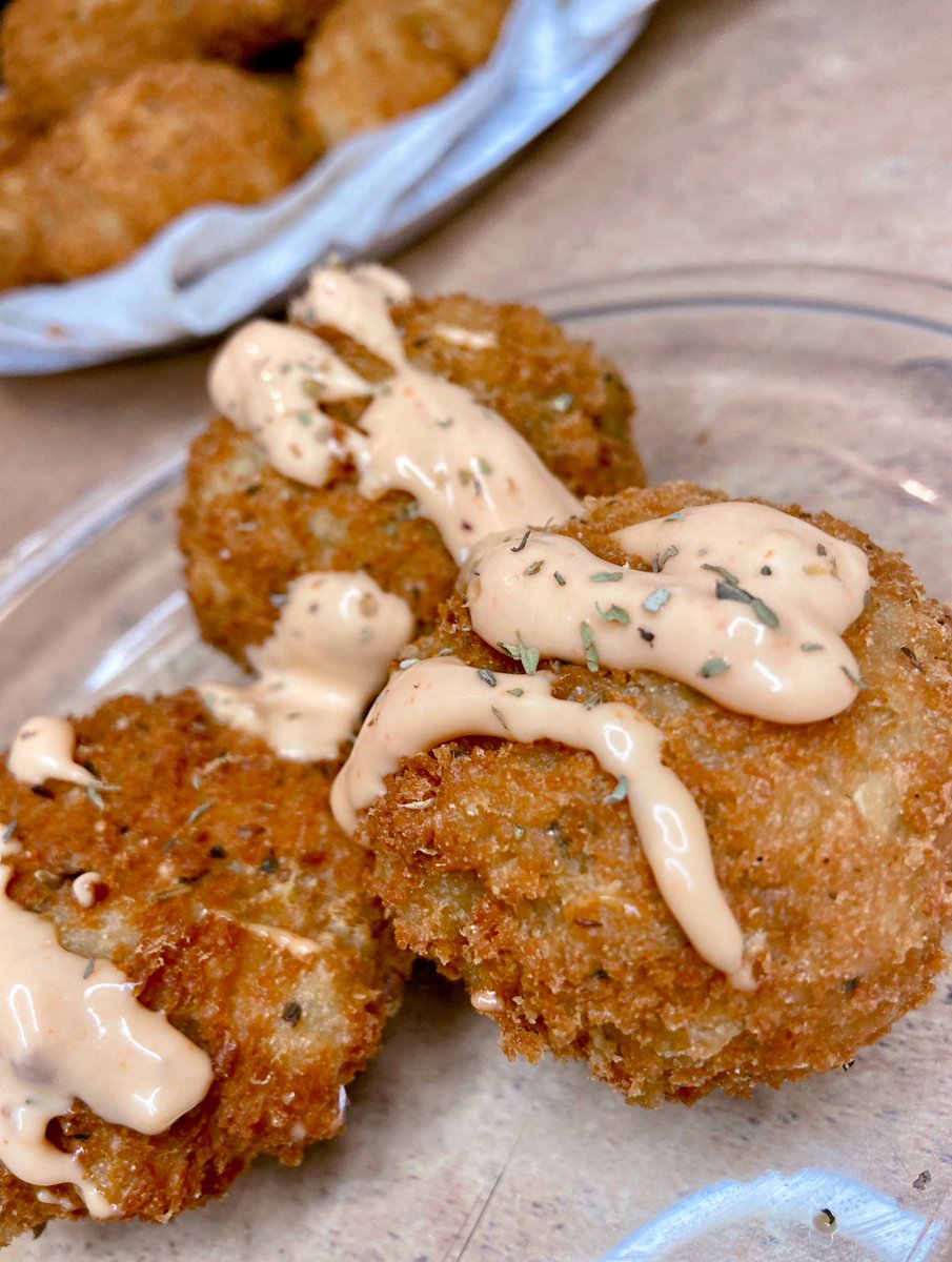 tspofjasmin's tweet photo. 🌱 VEGAN FRIED MAC AND CHEESE BALLS 🌱 taking your favorite barfood and making it plant based 💪 https://t.co/bPVPLoVlBv