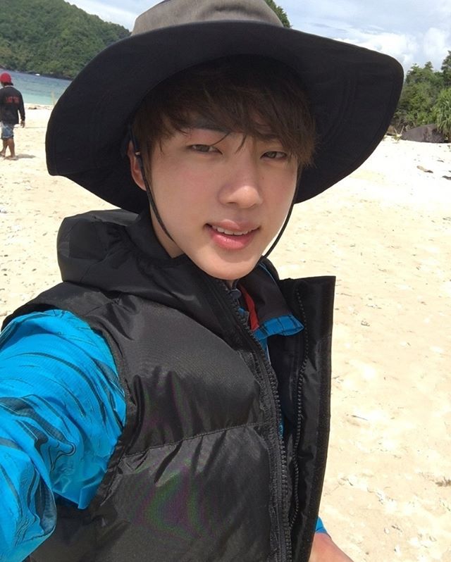 BTSARMYCastle's tweet photo. 💜. Aparentemente está previsto uma nova série do BTS,onde vai acontecer em uma floresta. Não sabemos ao certo como vai ser, mas só de lembrar do Jin em Law Of The Jungle,as risadas estão garantidas,assim como o choro <3 

@BTS_twt  #ARMY #BTSARMY 

(SEGUE ABAIXO AS FOTOS DO JIN) https://t.co/TOUiqvPiUr