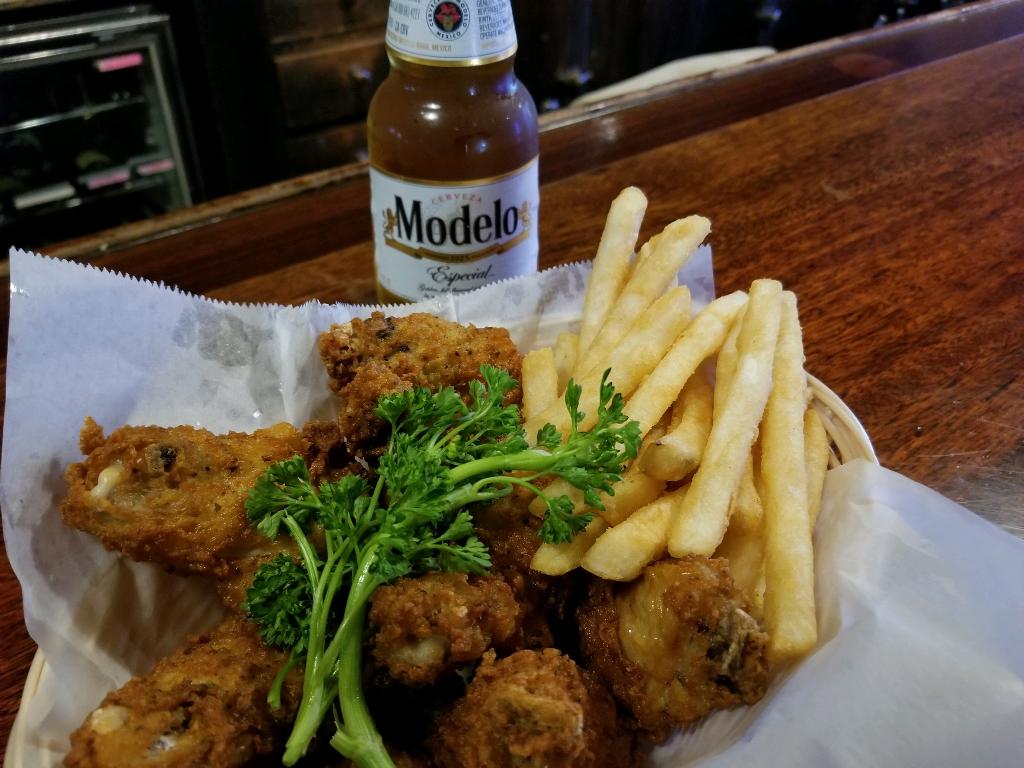 TheWBCrossing's tweet photo. Ain't nothing but a wing thing, baby. 50% off wings - Thirsty Thursday at The Crossing + Giants baseball - Hum Baby!
#humbaby #visitlodi #lodica #wc1865 #thursdaythursday #wingnight https://t.co/3G8h1SgZra
