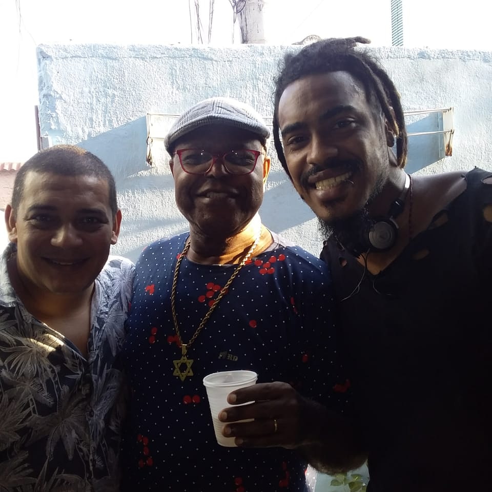 CantorThOficial's tweet photo. Ontem tive o privilégio e realizei um sonho de tirar um som com essa rapazeada que tenho respeito enorme @ronaldinhocraquedesamba e @juninhothybau
#vivaosamba
#maximorespeito
#queaula
#PelasBeiradas
#aprendendosempre https://t.co/pKqwxgehMf