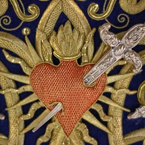 Se retoman las ilusiones. Ayer fue presentada la bambalina frontal de la Hdad. de las Viñas, de Jerez de la Frontera, que estaba diseñando hace justo un año, realizada por el taller de bordados Santa Clara, de J. Luis Sánchez Expósito.Volvemos, a las realidades y a los proyectos.