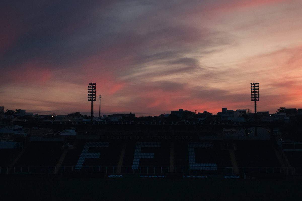 E esse final de tarde aqui no Scarpellão, registrado ontem? 🏟️🖤
⠀
Foto: Patrick Floriani/FFC