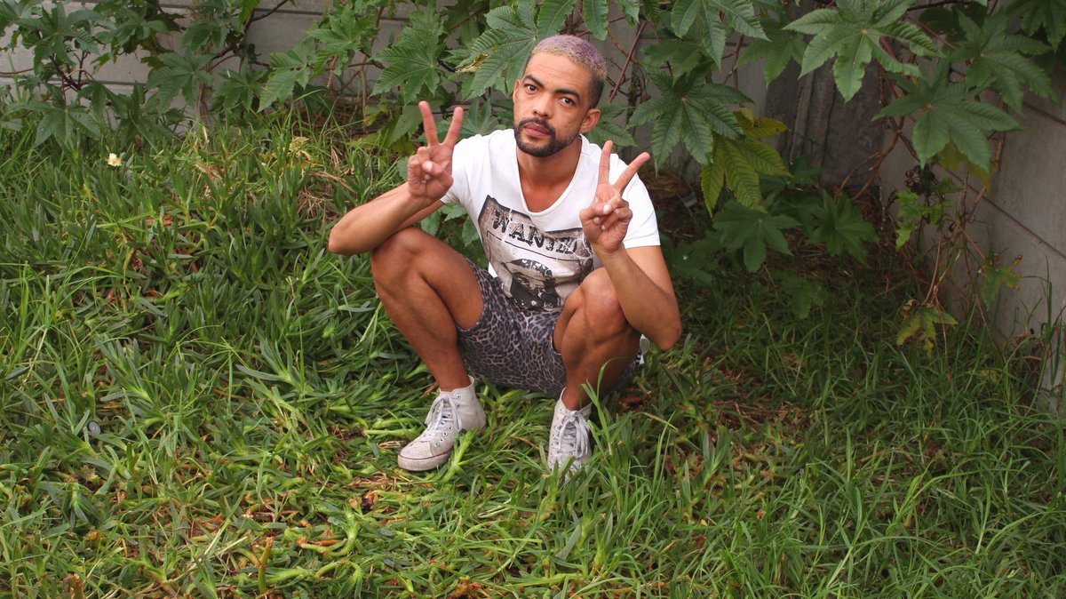 QuintonMichaels's tweet photo. Lack of slumber.
#colouredboyswagg #brownskinboy #capetownkid #lockdownsa #leopardprintshorts #beardgame #geeky #skinny #homo #purplehair #peace #nowflex #wanted #winter #mybackyard #selfportrait #digitalnomad #selfhelp https://t.co/LUlpoErN5H