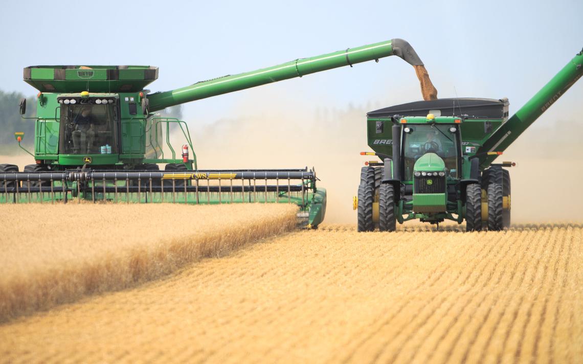 #HuronOPP and #PerthOPP want to remind motorists that our farming friends and neighbours are busy harvesting crops right now. Farm equipment will be on the roadways. #StayAlertSaveLives <a href="/OntarioFarms/">Ontario Federation of Agriculture</a> ^bc