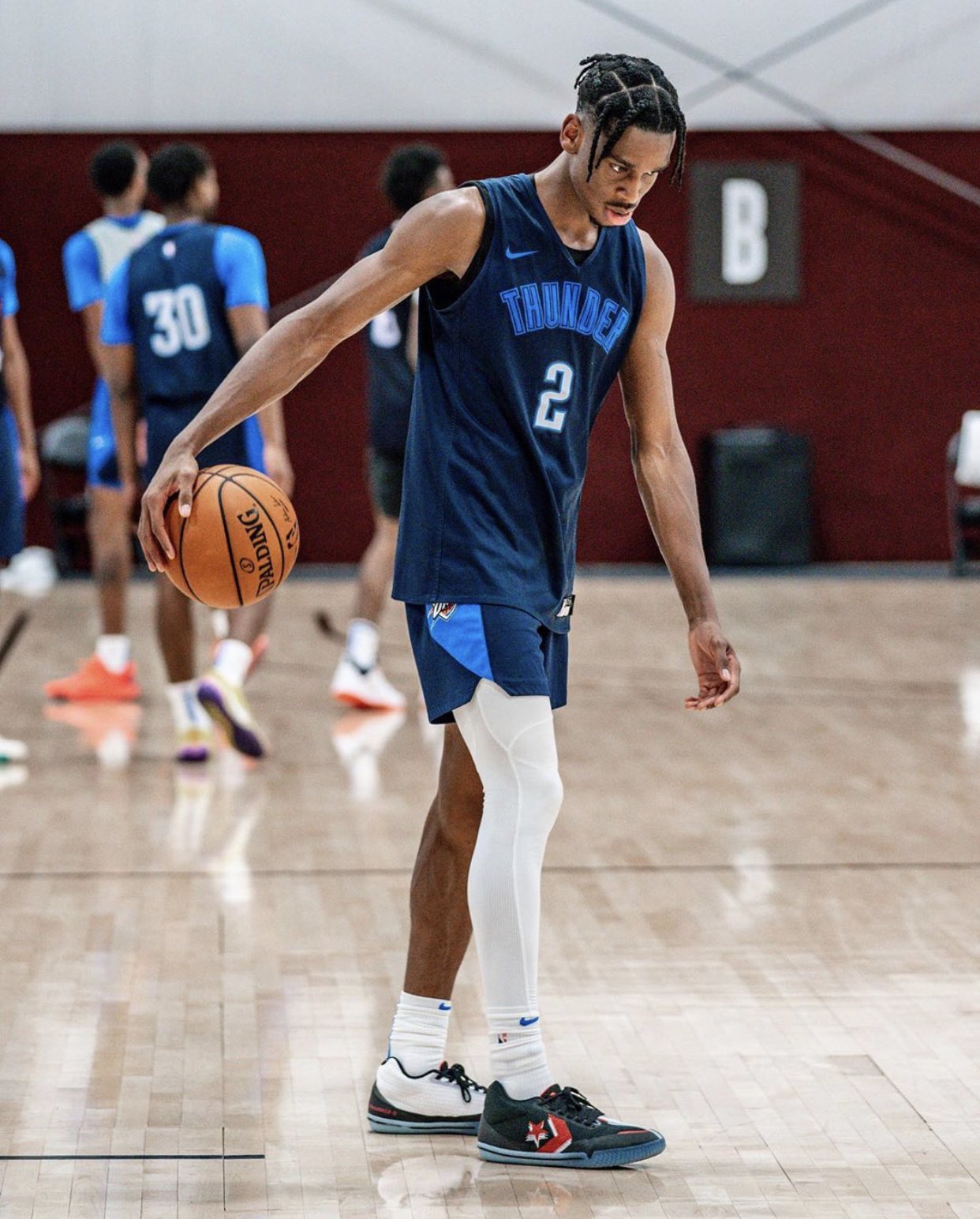 shai gilgeous-alexander big shoes