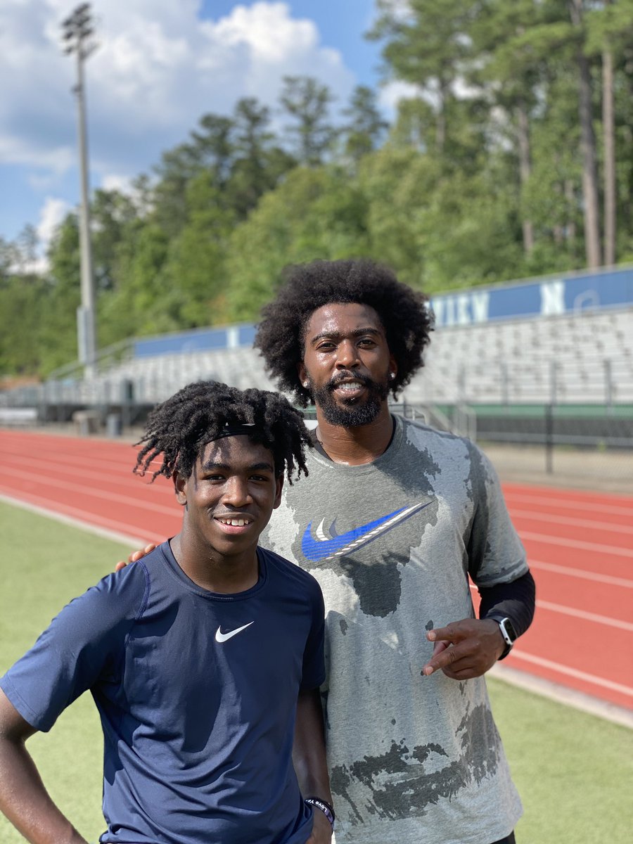 COACH_THOMSON's tweet photo. Real cool of @TyrodTaylor letting the kids hang out w him this summer. Charger fans down here now ⚡️ https://t.co/l6aJGUCQpe