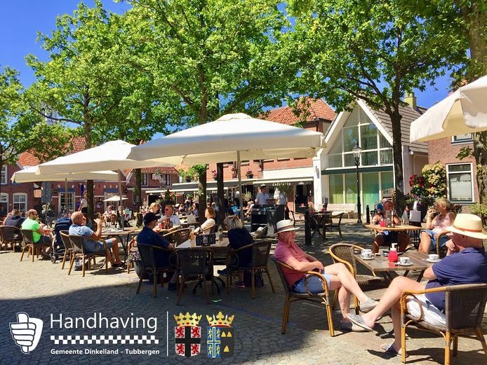 HandhavingDT's tweet photo. Vakantie, zon en terras, wat willen we nog meer? Hou je aan de 1.5 meter afstand regel. Cijfers van het aantal besmettingen loopt landelijk in rap tempo op. Laten we samen er voor waken dat de regels weer aangescherpt worden! #gemeentetubbergen #gemeentedinkelland #houdtafstand https://t.co/tZUflZfjJf