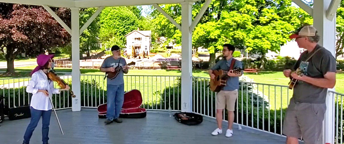 BluegrassToday's tweet image. Pete Wernick and Wernick Method holding a Safe Jam Contest
ow.ly/YboL50AGGG8
#bluegrass  #jamming  #bluegrassjam  #petewernick