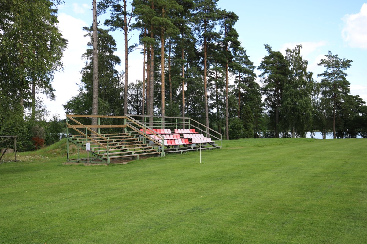 idrottsplats's tweet photo. Expedition kring småländska Ljungby i onsdags resulterade i sex stopp på fina gräsidrottsplatser på landsbygden.
Först ut i Ryssby på extremt sjönära Lunnavallen. Hur många bollar har inte hamnat i vattnet här ?
@RyssbyIF  @Smalanningen_ @smalandsff https://t.co/ymVgJ6SEMR