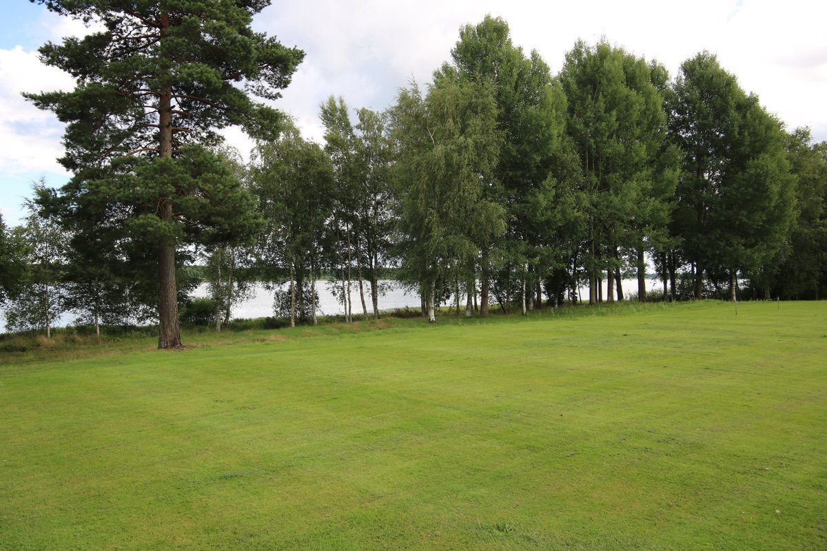 idrottsplats's tweet photo. Expedition kring småländska Ljungby i onsdags resulterade i sex stopp på fina gräsidrottsplatser på landsbygden.
Först ut i Ryssby på extremt sjönära Lunnavallen. Hur många bollar har inte hamnat i vattnet här ?
@RyssbyIF  @Smalanningen_ @smalandsff https://t.co/ymVgJ6SEMR