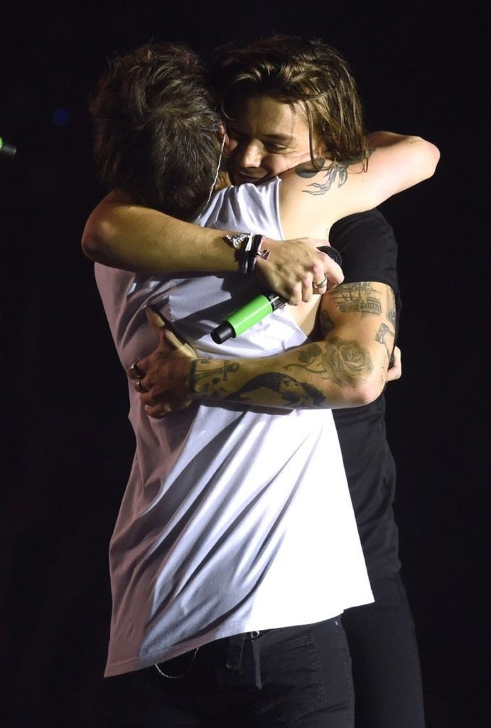 ghostlyarcana's tweet image. I SWEAR IF LARENTS WOULD BE COMING OUT?????? #10YearsWithOneDirection #10YearsWith1D