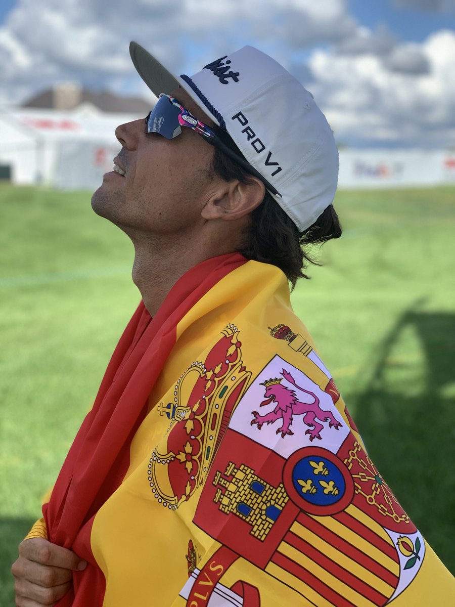 RCabreraBello's tweet photo. Being united is what the world needs right now. Shaka 🤙🏼 to all of my @oakley family.
#TeamOakley #ForTheLoveOfSport #oakleykokoro https://t.co/9Sk8ls6NQ5