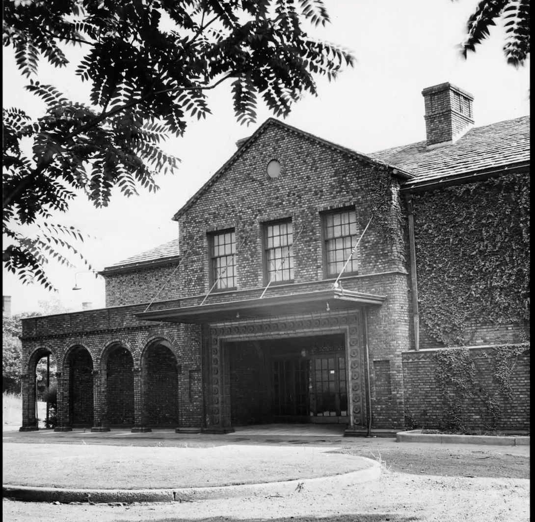 LS_Broadway's tweet photo. 2/ @ClevePlayHouse, founded in 1915 and recipient of the 2015 Regional Theatre #TonyAward, is America's first professional regional #theatre. #LeonardSolowaysBroadway #livetheatre #missinglivetheatre #Cleveland #ClevelandPlayHouse https://t.co/7azPBKH1BQ