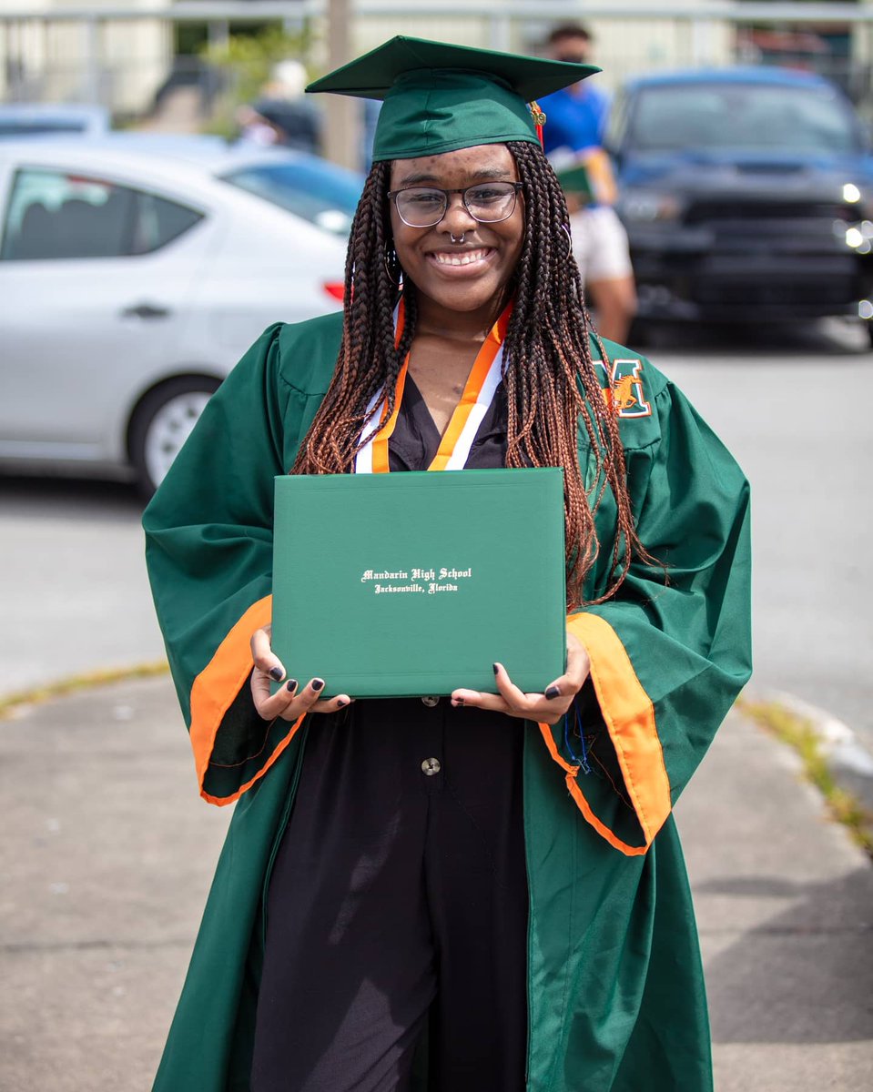 BruceFAHope's tweet photo. Today marked a conclusion and a beginning. My firstborn graduated high school. The last 17yrs have gone by really quickly. We are so proud our daughter and the steps she is taking. 
#ClassOf2020🎓🎉 #MandarinHS #Mustangs https://t.co/ECVZ8fL8vL
