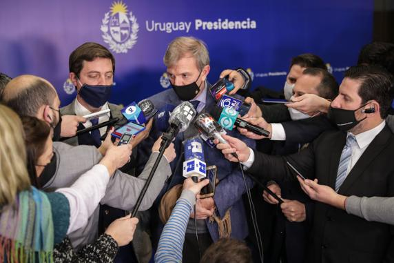 zonamixta_uy's tweet photo. En estos días surgió la creación de un colectivo de Periodistas Deportivos del Uruguay (@PDU_uy 

Circuló la posibilidad que una vez que se reinicie la actividad del fútbol uruguayo, en la parte de las coberturas solamente se iba a dejar ingresar a dos periodistas por radio. https://t.co/DnogjFcIZh