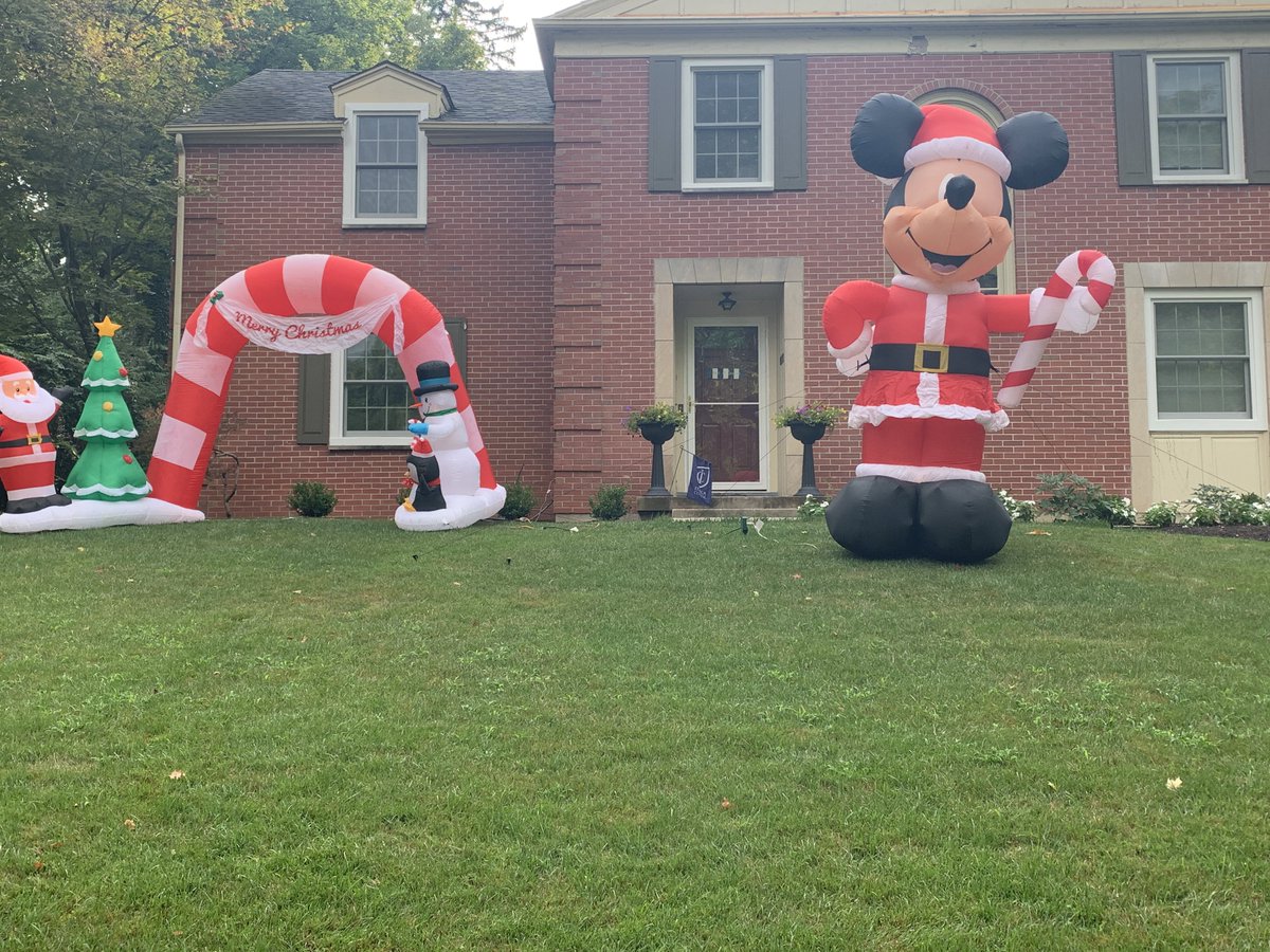 espitzmiller's tweet photo. #inflatablechristmasinjuly https://t.co/mk1fO8T6H2