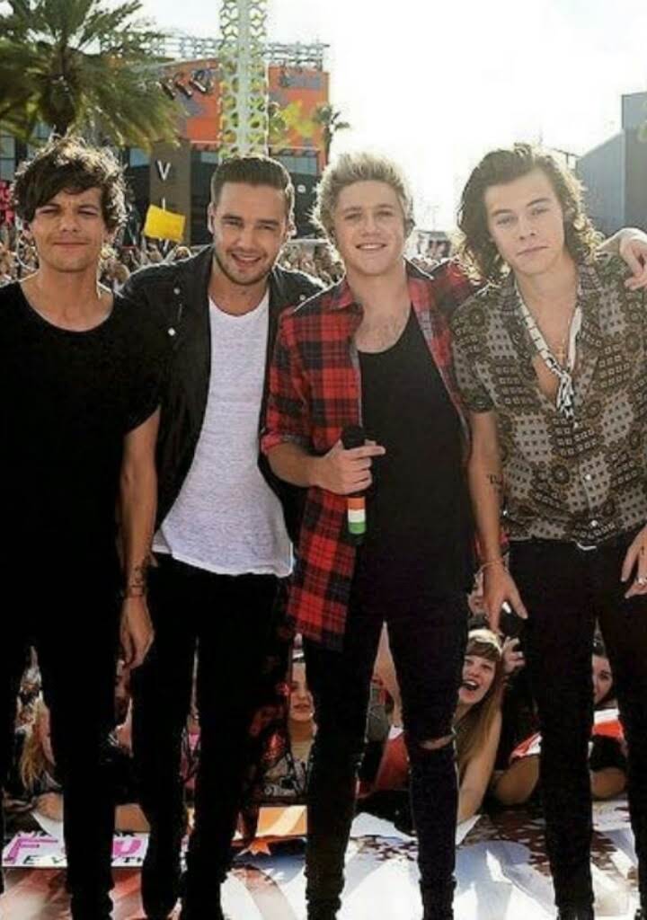 shesstillbrave's tweet image. It's inevitable everything that's good comes to an end .•´¨´•..•´¨•.
                               Oh, let me love you, goodbye
 #10YearsOfOneDirection #ThankYouOneDirection #10YearsOf1D