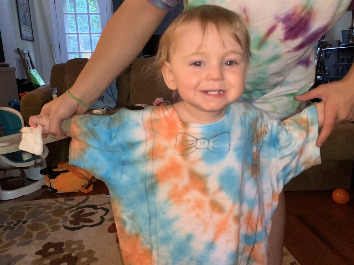 CharlotteLyda's tweet photo. Our little guy Joey (nicknamed Kayak) wanted to look like @BlippiOfficial (and get in on our tie dye party) #Blippi https://t.co/zWOsJ6uK66