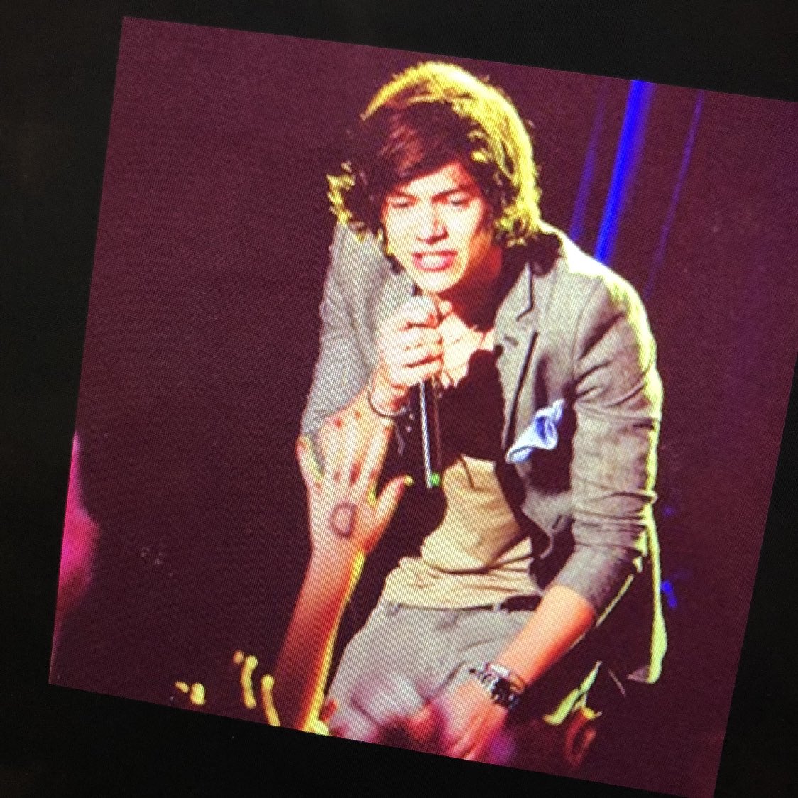 perri_anneLove's tweet image. In honor of 10 years of @onedirection please enjoy this photo I found on tumblr years after it was taken of my hand in the crowd and @Harry_Styles looking directly at me, I know I will 🥺🤍 #ThankYouOneDirection