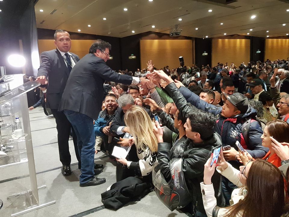 AidaAvellaE's tweet photo. #PetroLesIncomodaPorque no es como ellos, no hace de la política un negocio. https://t.co/cNjIz5aky6