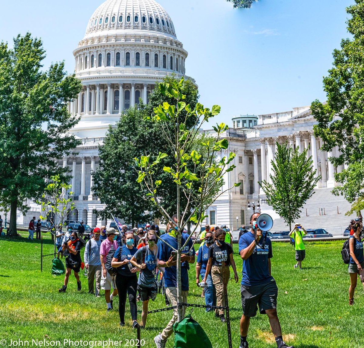 tmholcomb's tweet photo. 25 mill. Americans will lose $600 coronavirus relief wkly UI benefit w/o Congress acting! Many families will suffer + the severe impact it will have on our economy. We went to Sen. McConnell‘s house so he knows #itcantwait #extendthe600 @LongLiveGoGo @SPACEsInAction @CPDAction https://t.co/Ueyo04Ly5p