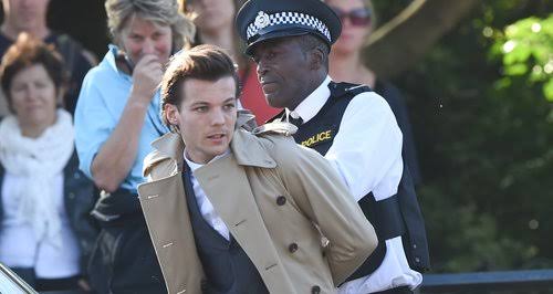 swiftioner_91's tweet photo. Fact: the band was pulled over twice because of Louis' slow driving on the shoot for WHAT YOU MAKES BEAUTIFUL.

But Louis' drove so fast in NIGHT CHANGES MV and he was even arrested by a cop🤣
#10YearsOfOneDiretion 
#10YearsofReasonBeing https://t.co/eC9X8peLtd