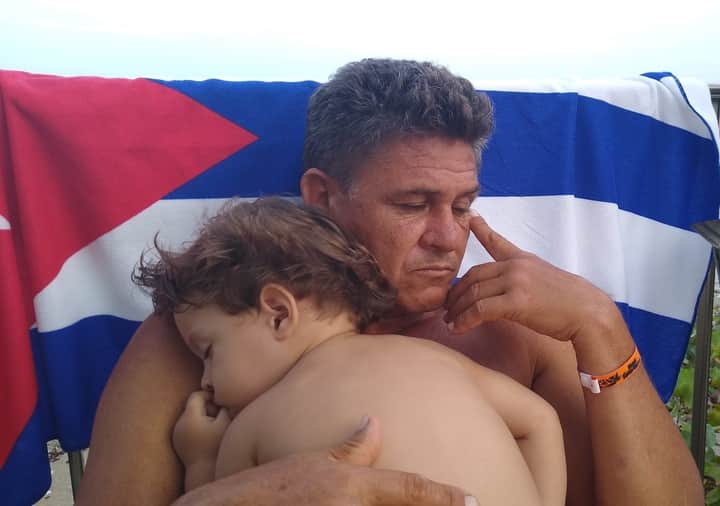 Grechent5's tweet photo. Hace 7 días Greysis y Jorgito no ven a su padre Jorge Cervantes hoy decidí traerlos a Matías,en Tercer frente para q pasaran unos días junto a él. Pero la seguridad dl estado por orden del dictador @DiazCanelB impiden q sean felices ,se llevaron a mi esposo frente a ellos. https://t.co/5vxWzaqW0P
