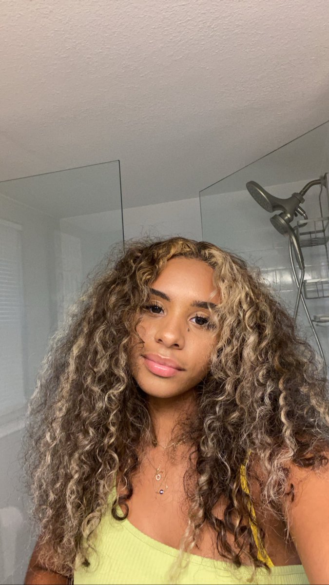 chipotleprinces's tweet photo. It’s the hair for me https://t.co/ojFRnbNQHR