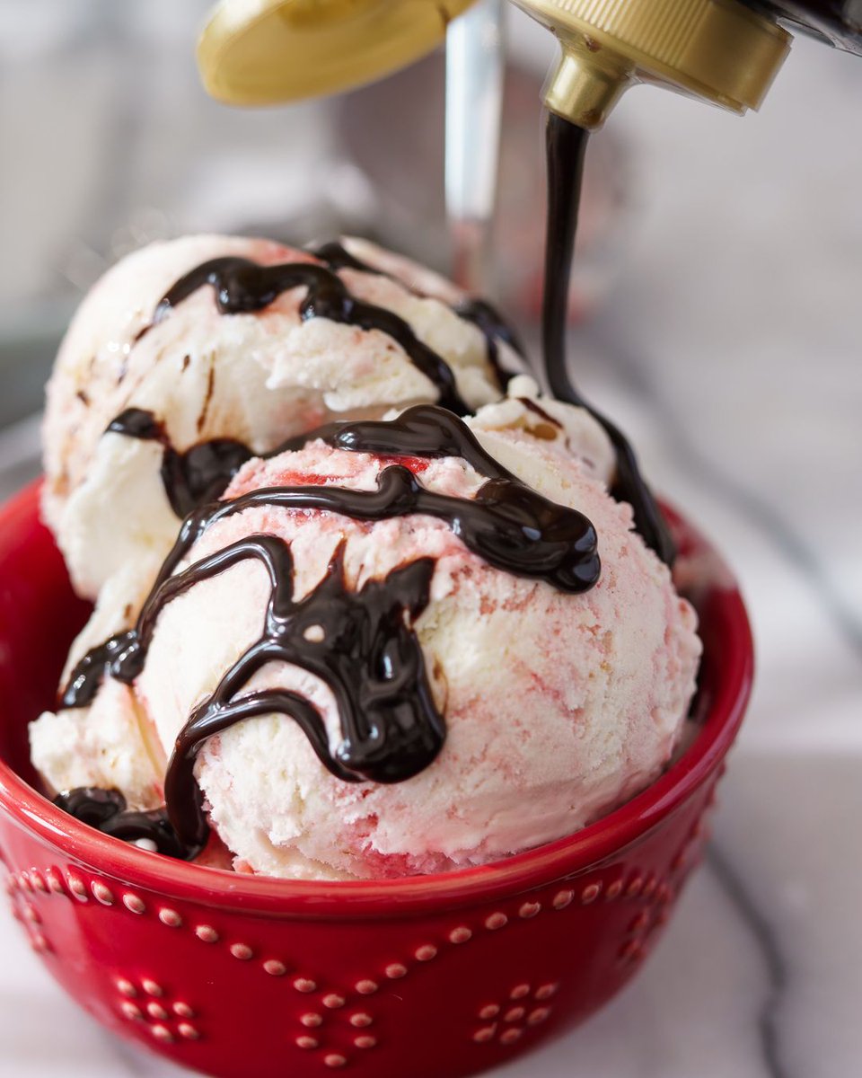 torani's tweet photo. It’s rich, it’s sophisticated, and it has no artificial ingredients. Puremade Dark Chocolate Sauce makes everything better.

#Torani #Puremade #DarkChocolate #ChocolateSauce https://t.co/j4SzIfukvq