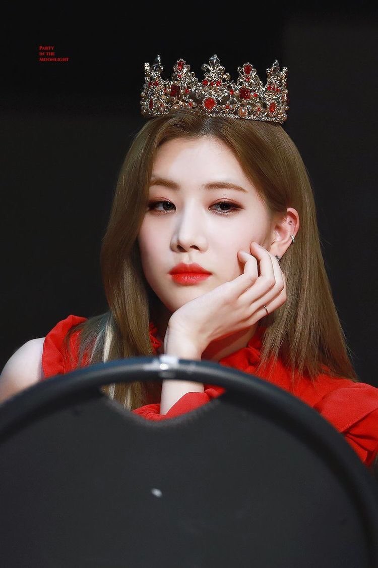 THAT CROWNNNN also she was the IT GIRL at kcon