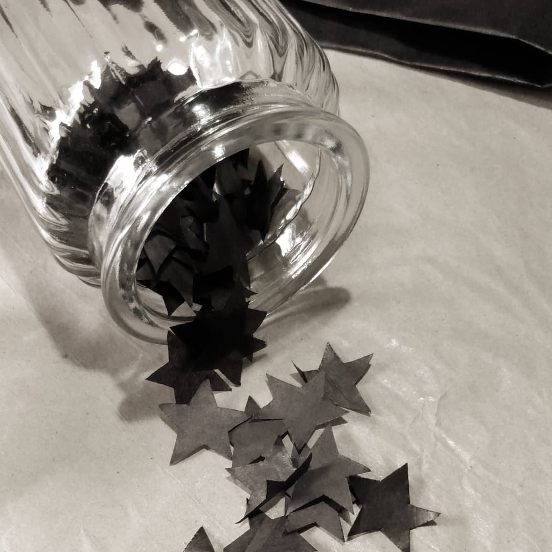 blackbird_zines's tweet photo. ~ Detalles
Queremos cuidar el producto y que, además, sea bonito.
Confeti de estrellas hecho a mano con mucho amor. ♡
⠀
★ https://t.co/e44BUlLqau
⠀
#blackbirdzines #blackbirdediciones #tienda #packaging #empretienda #illustration #ilustracion #zines #fanzines #historieta https://t.co/tBzAQZOL4F